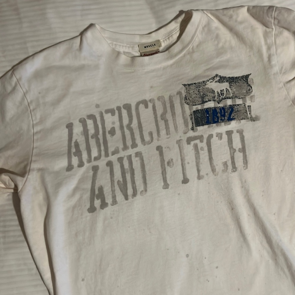 Abercrombie & Fitch size small cream colter short sleeved t-shirt.